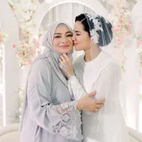 9 Potret Ibu Mertua Engku Emran, Cantik dan Mirip Noor Nabila - Pijat Kaki Putrinya di Pelaminan