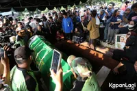 9 Potret Ikang Fawzi di Pemakaman Marissa Haque, Lantunkan Azan dalam Liang Lahad