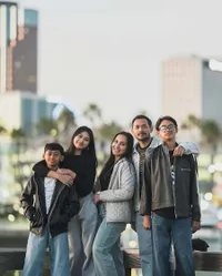 Potret Istri dan 3 Anak Oka Antara yang Jarang Tersorot, Tampil Kompak - si Sulung Sekolah di Amerika Serikat