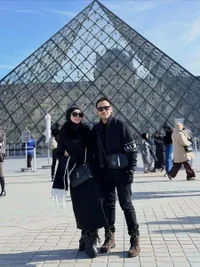 9 Potret Jenita Janet Liburan ke Paris, Terharu Bisa Wujudkan Mimpi Bareng Suami
