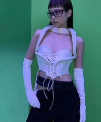 9 Potret Jennie Blackpink Bagikan Momen BTS MV 'Jump', Pamer Desain Set Realistis dan Greenscreen 