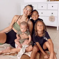 9 Potret Jennifer Bachdim Saat Momong 3 Anak Sekaligus, Sambil Mandi Bareng Hingga Olahraga