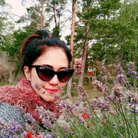 9 Potret Kabar Terbaru Sally Marcelina Bintang Film Panas Era 90'an, Tetap Cantik dan Memesona di Usia 52 Tahun