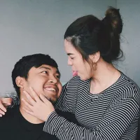 9 Potret Kabar Terbaru Sinta 'Keong Racun', Kini Tinggal di Prancis - Baru Rayakan 8 Tahun Pernikahan dengan Suami