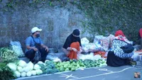 9 Potret Kartika Putri Menyamar Jadi Penjual Sayur, Kasih Harga Sesuka Hati - Semprot Pembeli Nakal