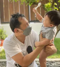 9 Potret Kebersamaan Hanung Bramantyo dan Anaknya Bhaj Kama, Netizen: Ini Mah Copy Paste!