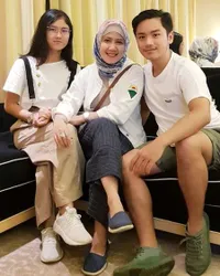 9 Potret Kebersamaan Ine Sinthya Bareng Dua Anaknya yang Jarang Tersorot, Sudah Besar-besar