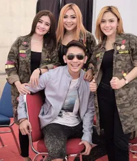 9 Potret Kedekatan Chacha Sherly dan Sederet Seleb yang Kini Tinggal Kenangan, Selalu Tebarkan Senyum Bahagia