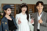 9 Potret Kedekatan Choi Sulli dan IU, Jadi MC Sampai Main Drama Bareng