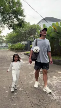 9 Potret Kedekatan Dion Wiyoko dan Anak Perempuannya, Ayahable - Punya Bonding Kuat