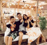 9 Potret Kedekatan Janisaa Pradja dengan Kenzou Anak Mike Lewis, Keibuan & Manjain Banget!