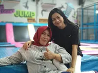 9 Potret Kedekatan Rara Dengan Sang Bunda, Manja dan Penuh Kehangatan