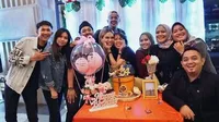 9 Potret Kemeriahan Pesta Ulang Tahun Nikita Mirzani, Bertema Serba Hitam - Ada Vicky Nitinegoro Juga!