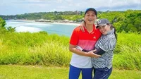 9 Potret Kemesraan Ussy Sulistiawaty dan Andhika Pratama Selama Liburan di Bali, Saling Beri Ciuman - Pelukan di Pantai
