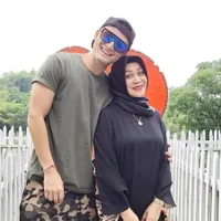 9 Potret Kenangan Manis Indra Bruggman dan Mendiang Ibu Semasa Hidup, Selalu Akur dan Sering Habiskan Waktu Bersama