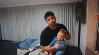 9 Potret Keseruan Ammar Zoni Asuh Baby Air Selama Irish Bella Sakit, Diajak Main Keliling Rumah - Nggak Rewel Sama Sekali