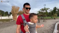 9 Potret Keseruan Baby Athar Anak Citra Kirana Main di Pantai, Kaget Sampai Nangis Kena Ombak - Geli Ditimbun Pasir
