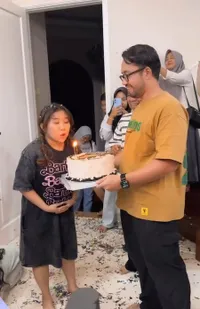 9 Potret Kiky Saputri Ulang Tahun Sederhana Dirayakan Keluarga, Gak Minta Apa-Apa Cuma Mau Bersyukur