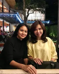 9 Potret Kompak Ibunda Joshua Suherman Dengan Sang Besan, Sama-Sama Awet Muda dan Cantik Bukan Main