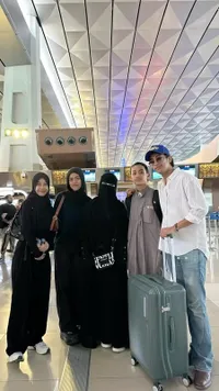 9 Potret Kompak Keluarga Ummi Pipik Lepas Kepergian Bilal Ataya ke Yaman Untuk Sekolah, Didoakan Jadi Ulama Sama Netizen