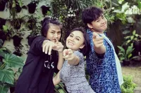 9 Potret Kompak Yuni Shara Bareng Dua Putranya yang Sudah Remaja, Terlihat Seperti Seumuran