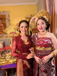 9 Potret Kris Dayanti Pakai Kebaya Bali saat Hadiri Acara Pernikahan Kakak Sarah Menzel