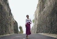 9 Potret Liburan Anya Geraldine ke Bali, Hot Pamer Punggung Mulus Kenakan Bikini - Anggun Banget Pakai Busana Adat Bali