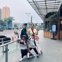 9 Potret Liburan Donna Harun Bareng Cucu, Meski Jadi Nenek Tetap Lincah dan Bahagia - Awet Muda Banget
