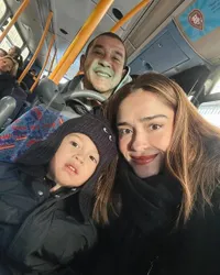 9 Potret Liburan Keluarga Yasmine Wildblood di Inggris, Anak-Anaknya Kayak Warga Lokal