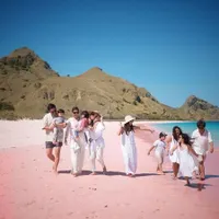 9 Potret Liburan Nisya Ahmad dan Syahnaz Sadiqah ke Pink Beach di Labuan Bajo, Sekeluarga Kompak Pakai Baju Putih - Pamer Momen Romantis Bareng Pasangan