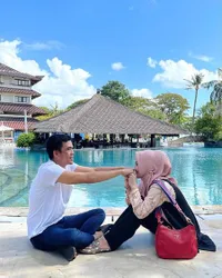 9 Potret Liburan Romantis Meggy Wulandari Mantan Kiwil, Peluk - Dipangku Suami Pamer Kemesraan