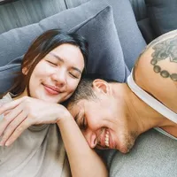 9 Potret Manis Marcel Chandrawinata dan Istri yang Jarang Terekspose, Selalu Romantis & Sukses Bikin Baper