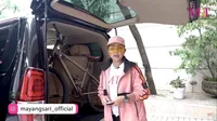 9 Potret Mayangsari Perdana Main Sepeda, Tetap Dikawal Bodyguard - Penampilan Modis Serba Pink Curi Perhatian