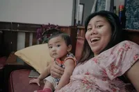 9 Potret Menggemaskan Anak Perempuan Evi Masamba yang Jarang Tersorot, Cute Banget Sering Tirukan Pose Sang Bunda