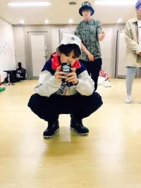 9 Potret Menggemaskan Jimin BTS Saat Jongkok, Pose Andalan Sejak Masih Kecil - Bikin Makin Imut Bak Mochi