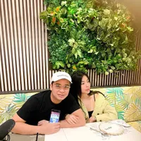 9 Potret Mesra Billy Syahputra dan Elvia Cerolline, Berbeda Keyakinan Tapi Bahagia