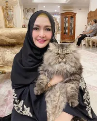 9 Potret Mewahnya Rumah Eddies Adelia yang Jarang Diketahui Publik, Ada Kolam Renang - Kursi Ala Singgasana Favorit