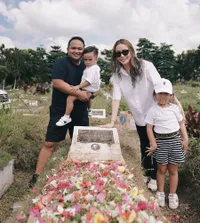 9 Potret Momo Geisha Nyekar ke Pekanbaru, Kondisi Makam Ayah dan Ibu Pakai Sandal Jepit Jadi Sorotan