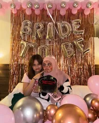 8 Potret Nia Rose Temani Putri Isnari dari Pesta Lajang Hingga Resepsi - Setia Kawan