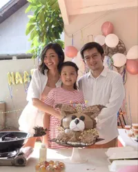 9 Potret Nicky Tirta dan Liza Elly di Ulang Tahun Sang Anak, Tetap Rukun Meski Sudah Bercerai