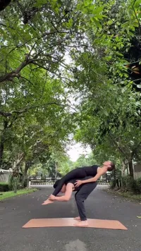 9 Potret Olla Ramlan Lakukan Acroyoga, Penampilannya Tetap Slay