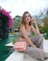 9 Potret OOTD Yasmine Wildblood Saat Liburan, Memesona Bak Masih Gadis - Body Goals-nya Jadi Sorotan