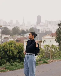 9 Potret Outfit Kasual Amanda Rawles saat Liburan, Nyaman Namun Tetap Stylish
