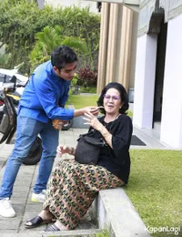 9 Potret Para Pemain Sinetron 'BUKU HARIAN SEORANG ISTRI' di Sela-Sela Syuting, Ada yang Salat - Asyik Ngobrol Santai Berdua