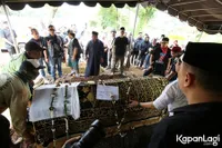 9 Potret Pemakaman Ibunda Ferry Maryadi, Berusaha Tegar Melihat Jasad Almarhumah Menyatu Dengan Tanah
