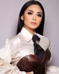 9 Potret Penampilan Krisdayanti Pakai Batik Saat Cover Lagu 'Shallow' Lady Gaga, Wajah Cantik dan Awet Muda Jadi Sorotan