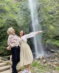 9 Potret Penyanyi Cantik Bareng Sang Ibu yang Tak Kalah Cantik, Bak Kakak Adik!