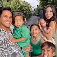 9 Potret Perayaan Paskah Keluarga Irfan dan Jennifer Bachdim, Kompak Pakai Baju Warna Hijau - Seru Banget!