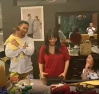 9 Potret Perayaan Ulang Tahun Sederhana Zaskia Gotik Bersama Keluarga, Dapat Kado dari Anak Sambung