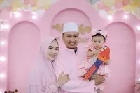 9 Potret Perayaan Ultah Anak Kartika Putri, Sulap Rumah Pakai Dekorasi Serba Pink - Gaun Ala Princess Baby Khalisa Curi Perhatian!